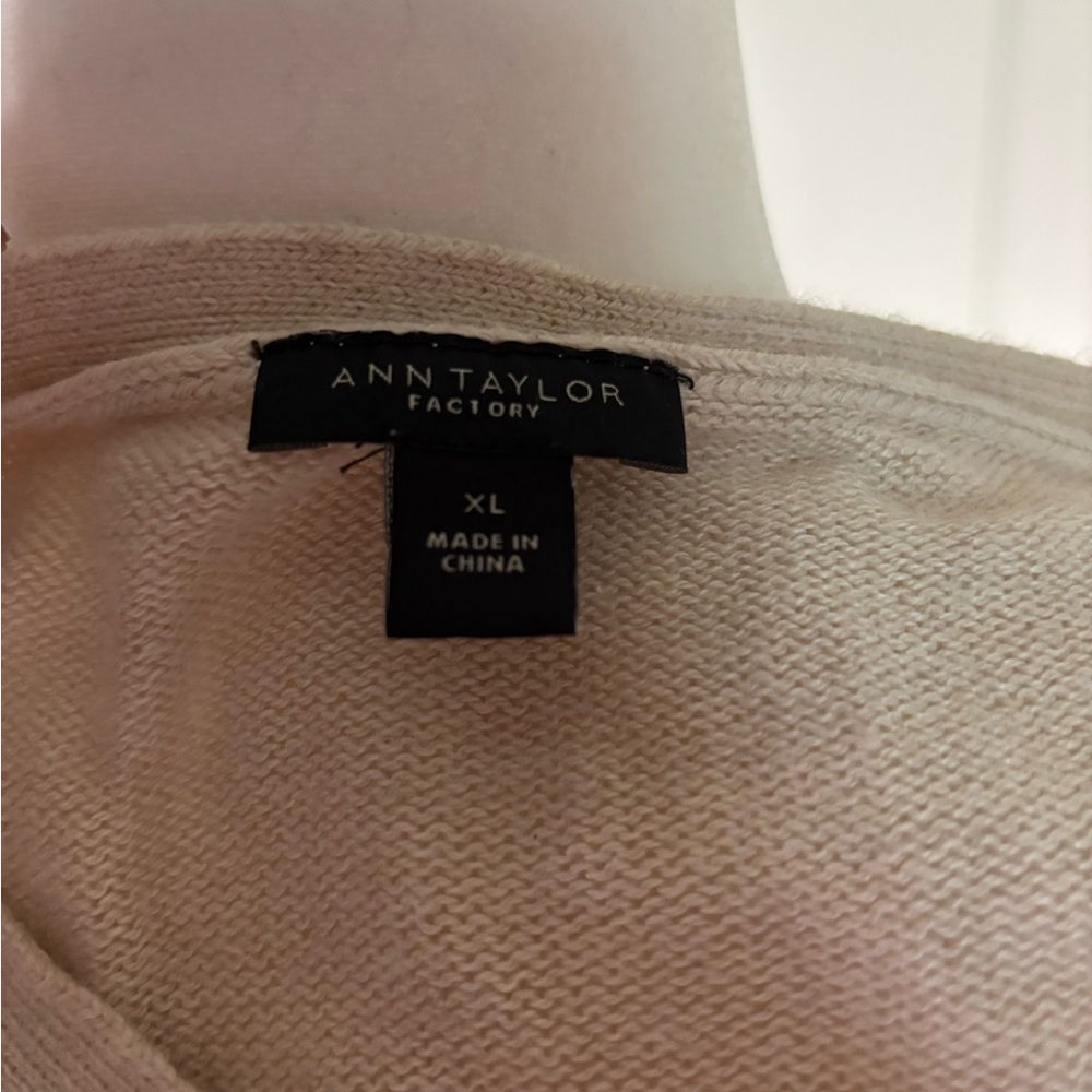 ESTATESALE - Ann Taylor Factory - Beige Cream V-Neck Sweater - Size XL - Picture 5 of 6